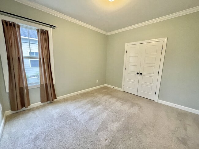 Building Photo - 5 bed, 3 bath Nest in Surrey Meadows
