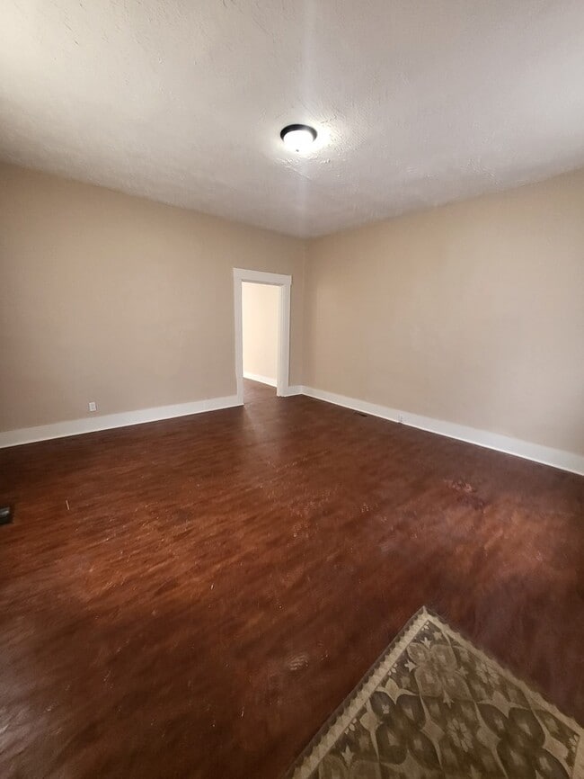 Building Photo - Cozy, clean, stove, fridge, and washer/dryer