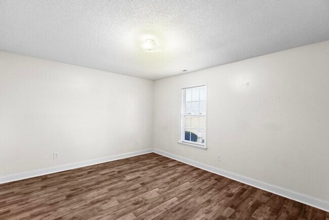 Building Photo - Large Ranch Home with 4BR/ 2 Bath with an ...