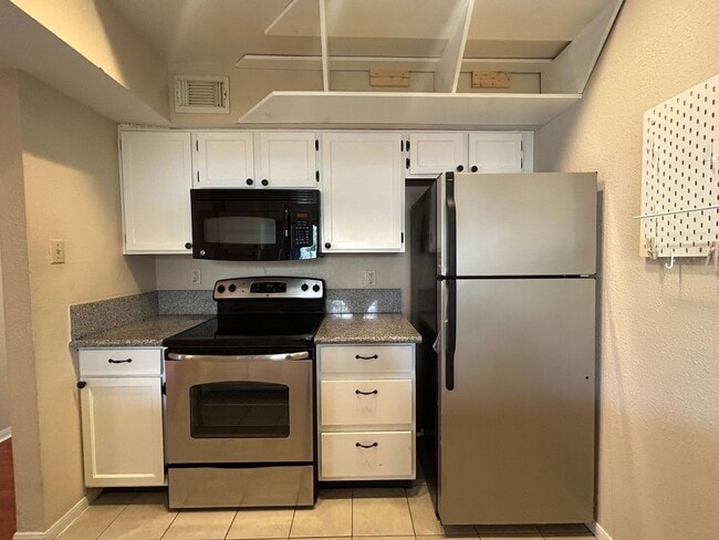 Building Photo - well-kept condo features 2 spacious bedroo...