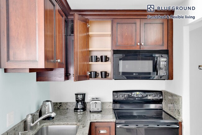 Building Photo - 227 E Walton Pl