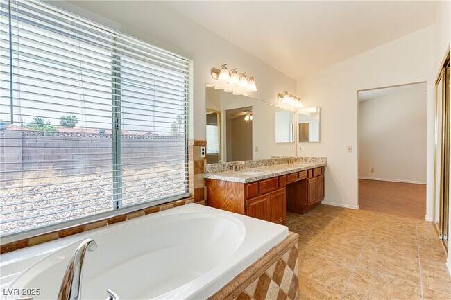 Building Photo - 1517 Kirby Dr