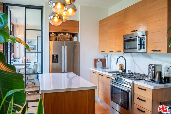 Building Photo - 460 S Spring St