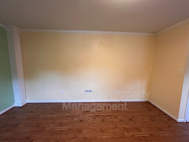 Building Photo - 836 Salem Dr