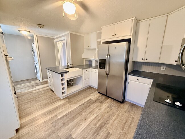 Building Photo - 1021 N 925 E St