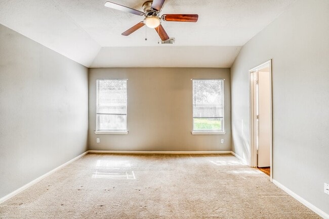 Building Photo - 5811 Ridgebluff Ln