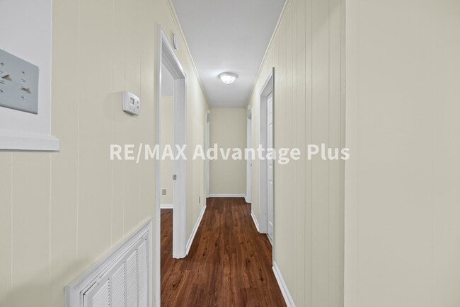 Building Photo - 3-Bedroom Home in Private Setting Minutes ...
