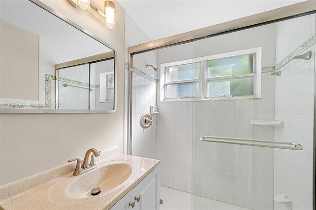 Building Photo - 425 Bayshore Dr