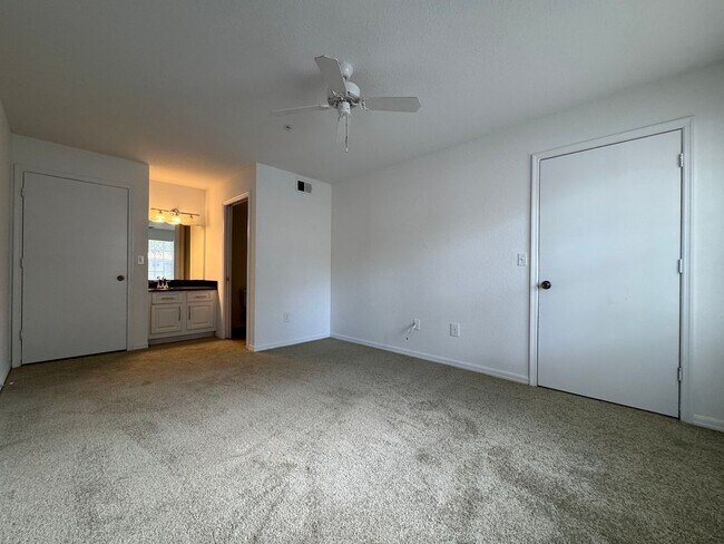 Building Photo - Metrowest 2BR/2BA Condo – Ground Floor Con...