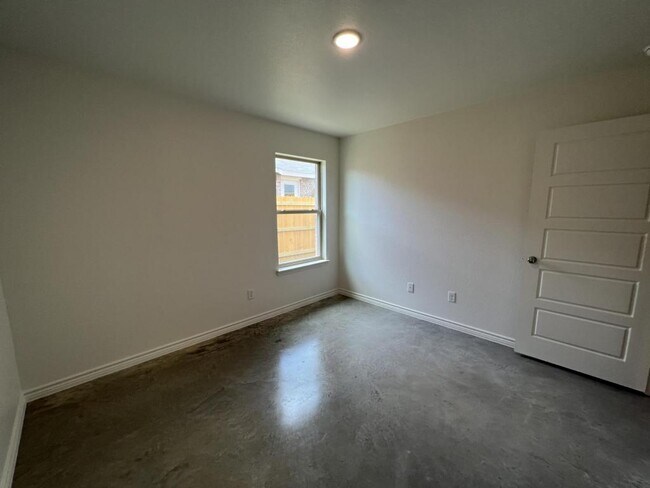 Building Photo - 113 Wind Ridge Dr