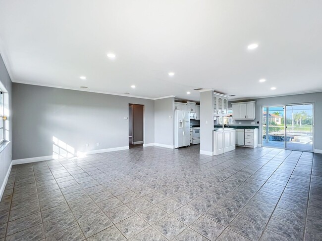 Building Photo - Cape Coral Pool Home with Canal!