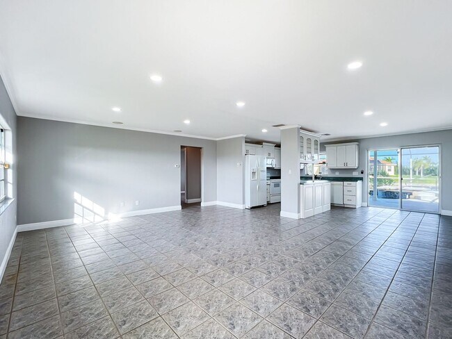 Building Photo - Pool Home with Beautiful Lake Views!
