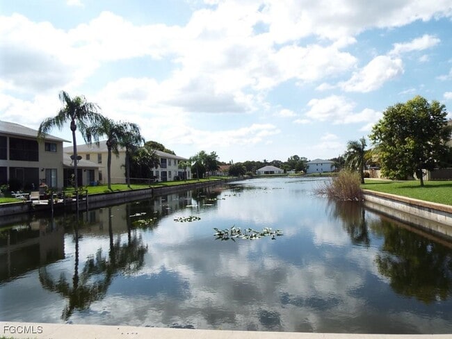 Building Photo - 706 SE 13th Ct