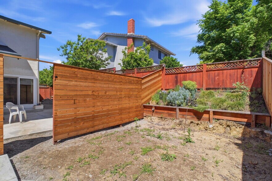 Building Photo - 6001 Castlebrook Dr