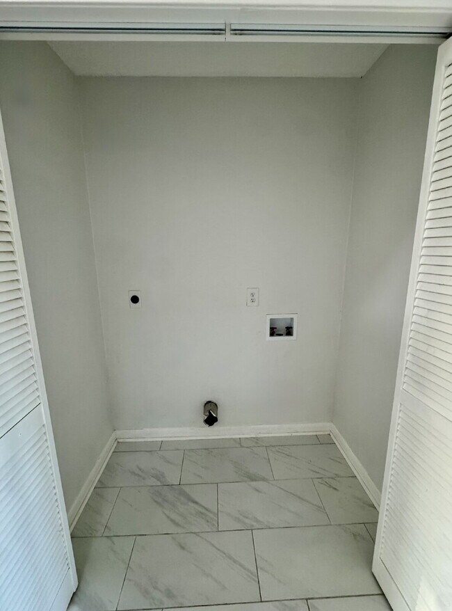 Building Photo - 5417 Sunset Ave