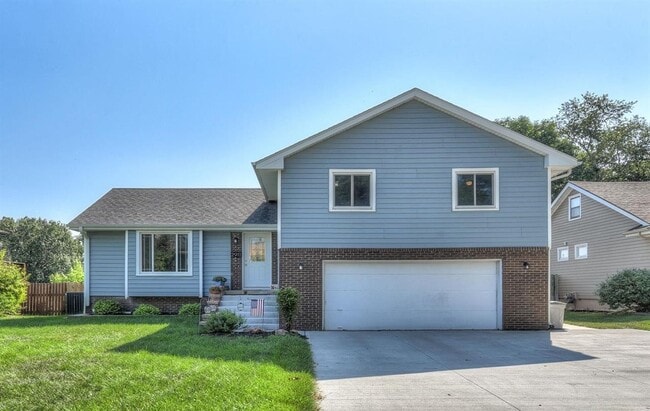 Building Photo - Spacious Tri-Level Home With Modern Upgrad...