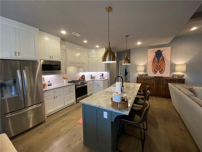 Building Photo - 300 Waterfall Ln