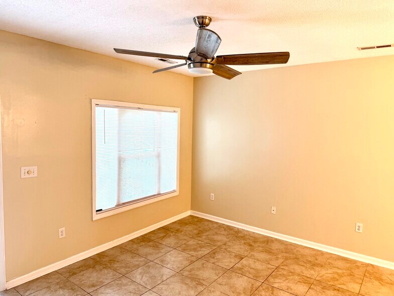 Building Photo - 100 Spring Creek Dr