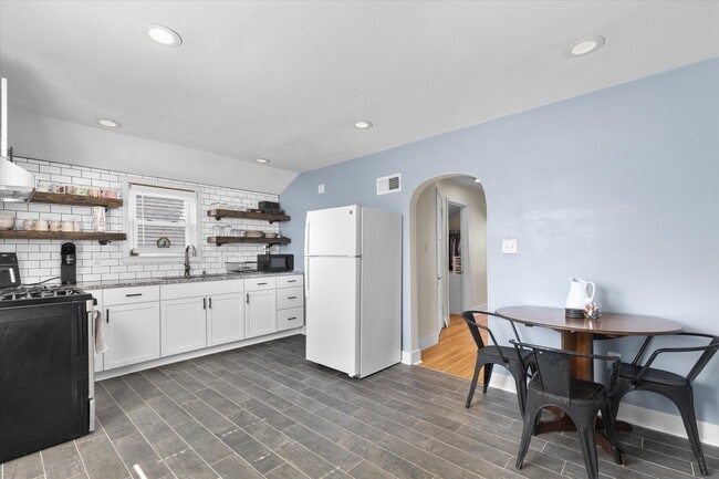 Building Photo - 311 E Rosedale Ave