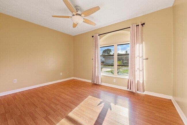 Building Photo - 1255 SE Naples Ln