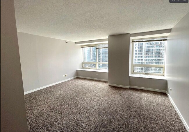 Building Photo - 512 N McClurg Ct