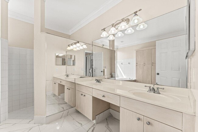 Building Photo - 5872 NW 73rd Ct