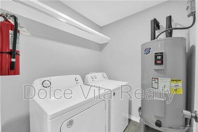 Building Photo - 1001 W Sunset Valley St