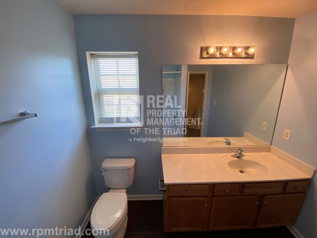 Building Photo - *Move In Special* Spacious 2BR/2.5BA End U...