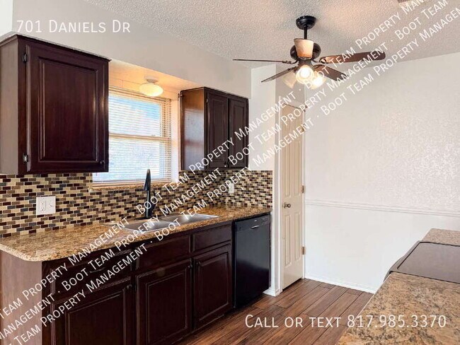 Building Photo - 701 Daniels Dr