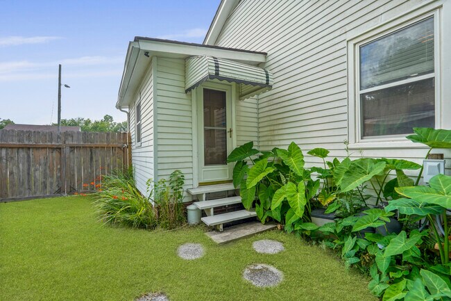 Building Photo - Charming Ardsley Park Bungalow Fully Furnished