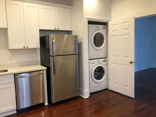 Building Photo - 2001-2003 Rev John