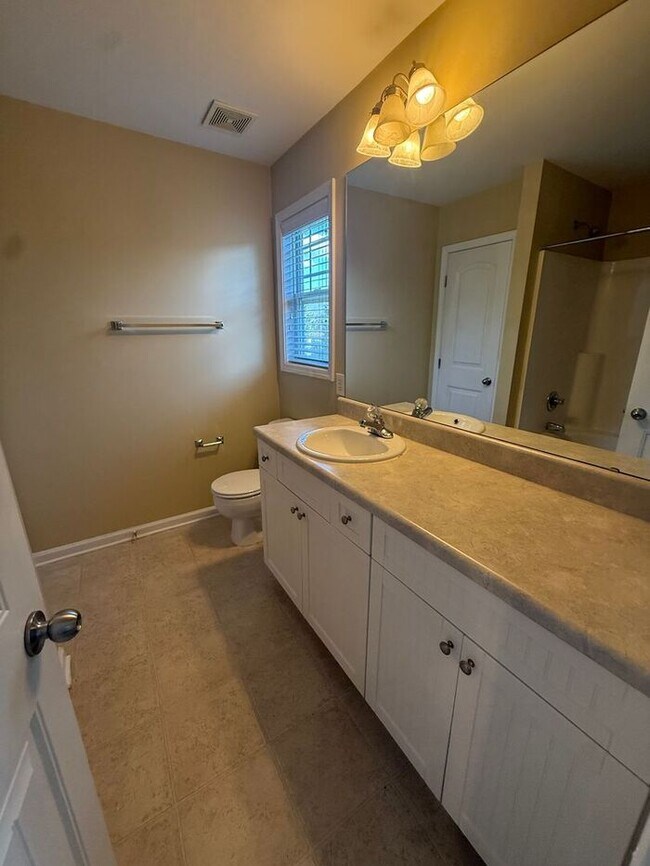 Building Photo - Spacious 3 bedroom 2.5 bath end unit townhome!