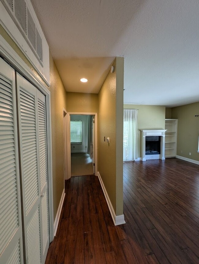 Building Photo - Creekridge - Hyde Park - 45 / Duval - Excl...