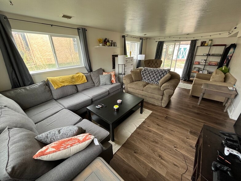 Living Room - 3226 Gladiola Dr