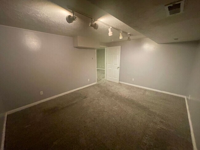 Building Photo - 550 E 250 N