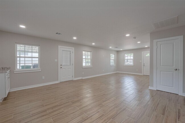 Building Photo - 4111 Beggs St