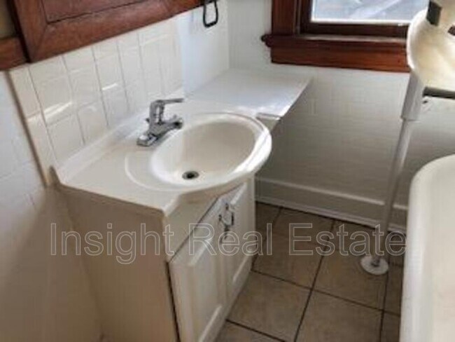 Building Photo - 38 E Maplewood Ave