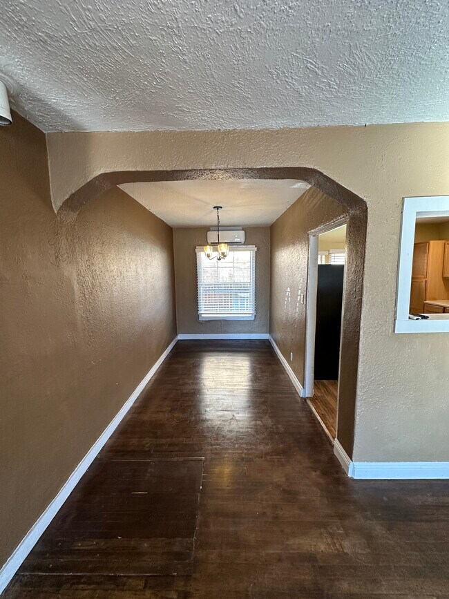 Building Photo - 703 N 5th St