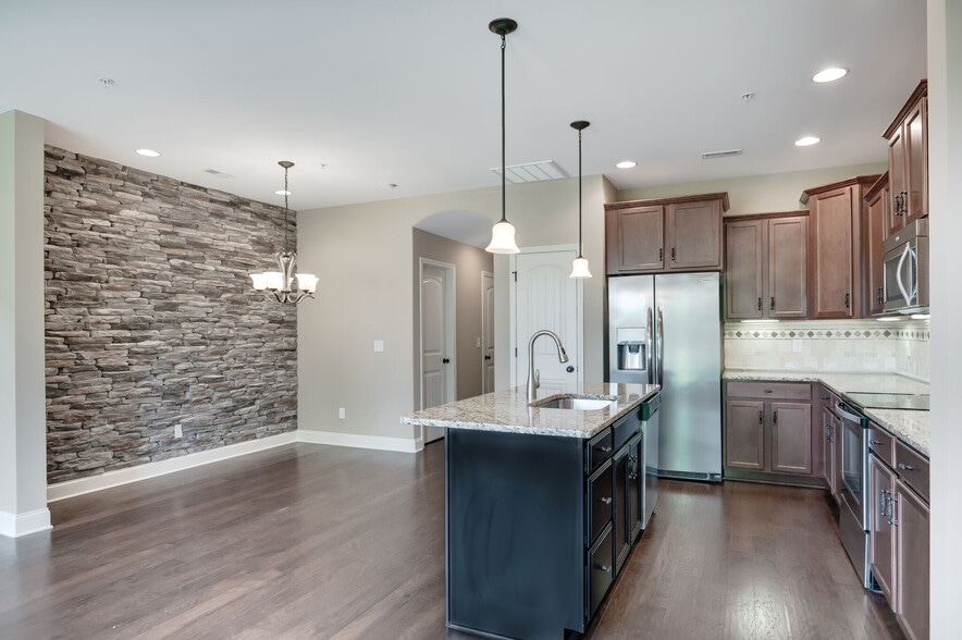 Building Photo - 104 Ambassador Private Cir