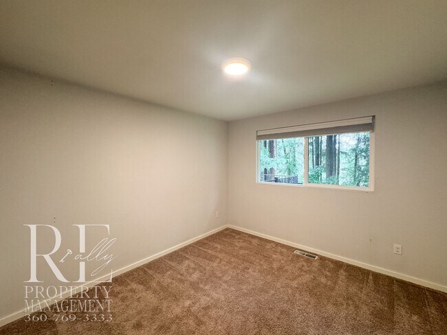 Building Photo - Modern Split-Level Home with Two Living Spaces & Expansive Yard in Port Orchard