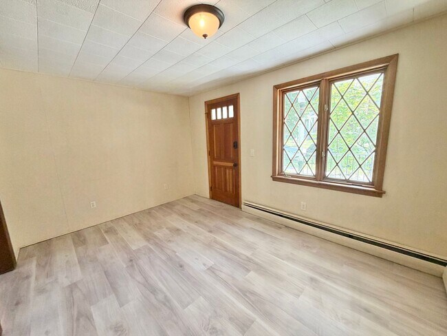 Building Photo - 3 Bedroom Apartment Superior South End Location Burlington Available 7/1