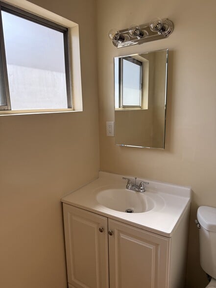 Building Photo - 330 E Fairview Ave