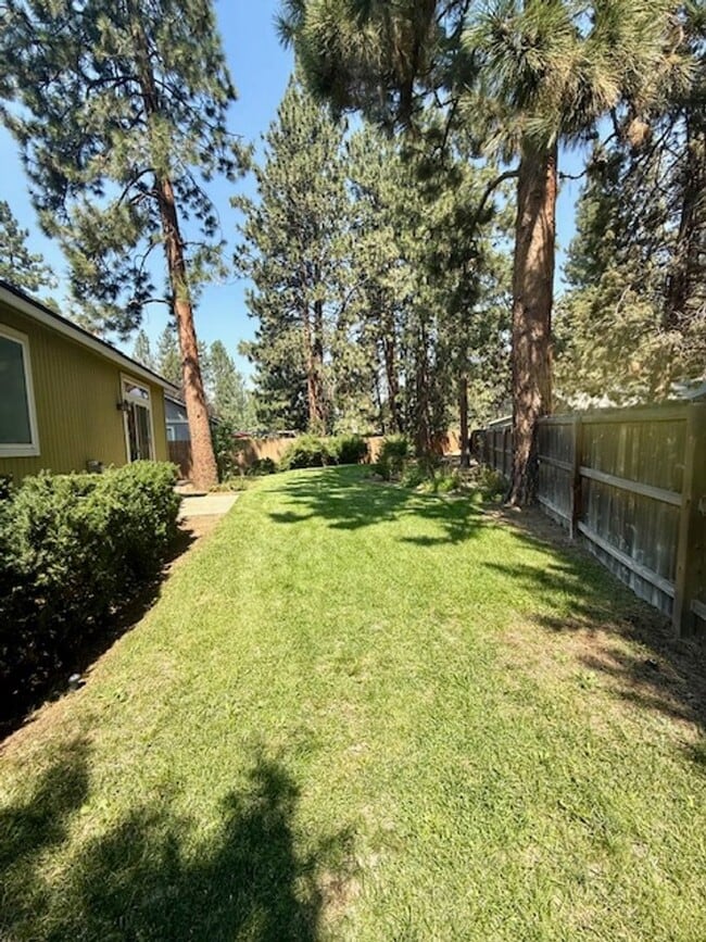 Building Photo - Charming Craftsman Home in SW Bend!