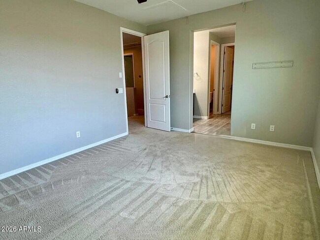 Building Photo - 1433 E Lovebird Ln