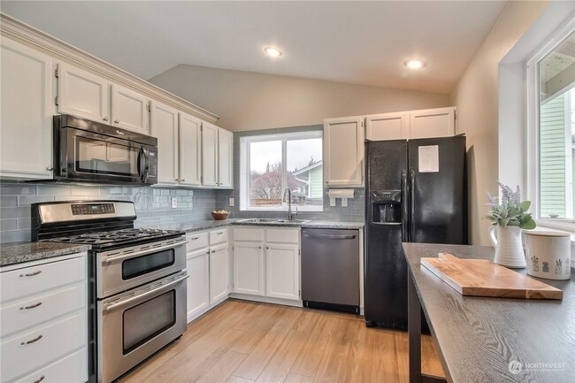 Building Photo - Well Maintained 3 Bed 2.5 Bath for Rent!