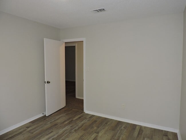 Building Photo - Great location in northeast Pensacola!