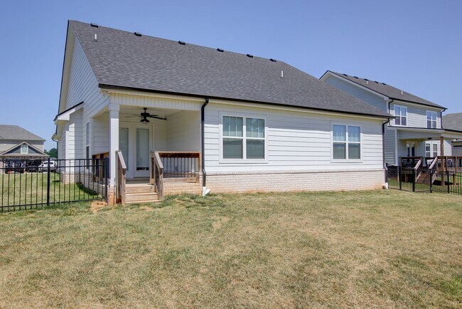 Building Photo - Fresh and Clean 3 bed/2 bath minutes from Exit 8.  Show Stopper!