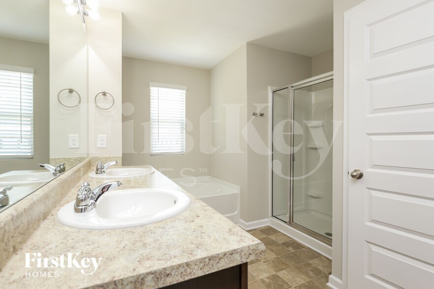 Building Photo - 2102 Massey Ln