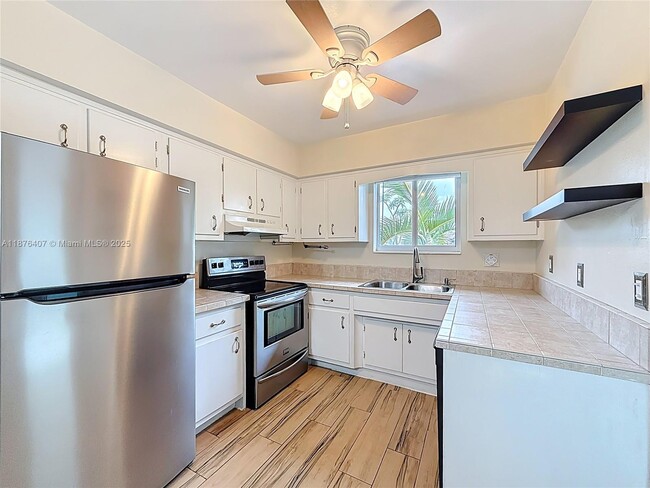 Building Photo - 1532 NE 39th St