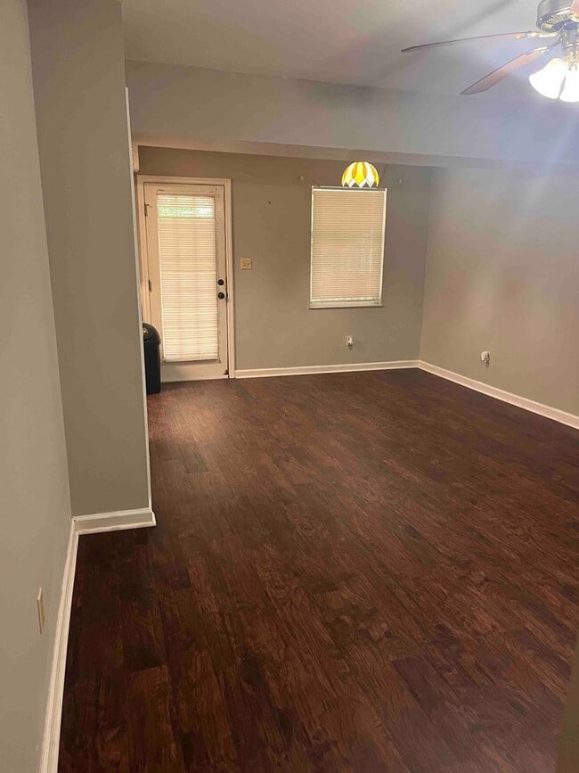 Building Photo - Knoxville 37918 - 2 bedroom, 2 bath townhome - Contact Susan Niedergeses (865)300-4722